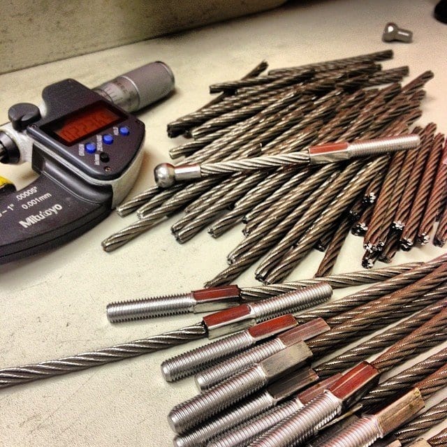 Construire des assemblages de câbles personnalisés pour une utilisation dans les avions. Les raccords et les matrices de sertissage sont tous fabriqués en interne.