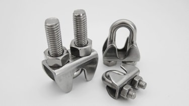 detaliu clemă cablu de sârmă tip ștanțare